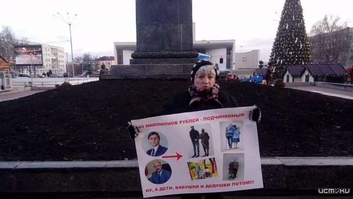 Фотофакт: в Орле пенсионеры вновь требуют вернуть безлимитные проездные