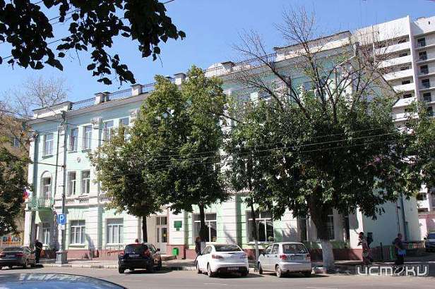 Решение рациональное и компромиссное. Учитывая мнение горожан, губернатор региона своим решением закончил споры по новому зданию поликлиники №1. Место для строительства определено