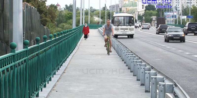 Мост Дружбы похож на магистральный: плоские тротуары критикуют, но у орловских чиновников свои доводы