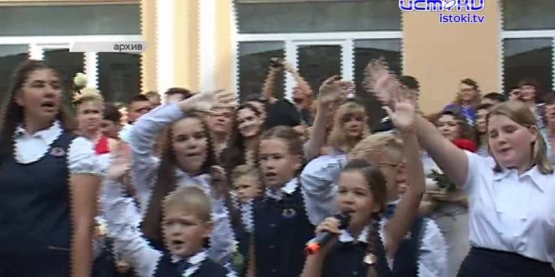 В Орле засняли детей, укладывающих плитку, а въехать в город теперь непросто из-за ремонта дороги