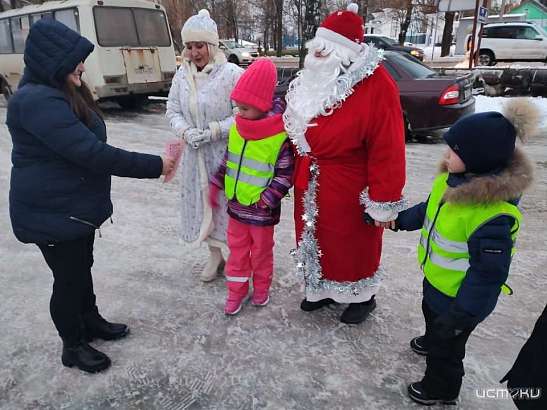 Полицейский Дед Мороз вышел в рейд с сотрудниками ОГИБДД