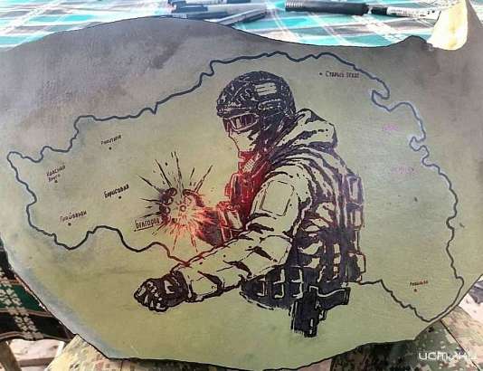 Боец СВО рисует на осколках ракет