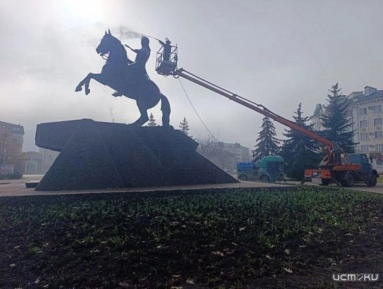 В Орле начали приводить в порядок памятники к майским праздникам