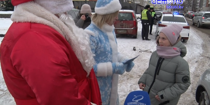 На орловских улицах появился Дед Мороз с жезлом 