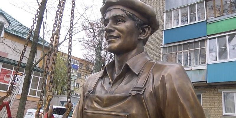 В Ливнах появилась бронзовая скульптура «Рабочий завода»
