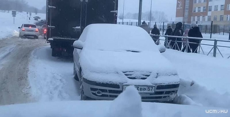 Водители просят запретить парковку возле новой 53-й школы в Орле