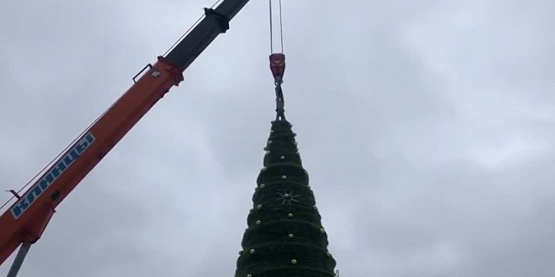 Праздник к нам приходит! Орел начали украшать елками