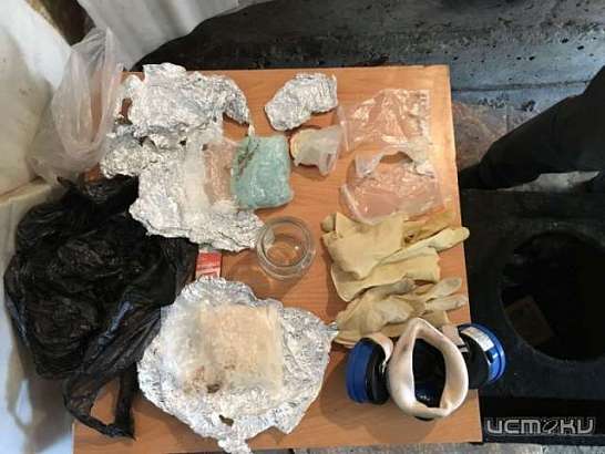 Фоторепортаж: у орловчанки в арендованном гараже нашли почти килограмм наркотиков Фоторепортаж: у орловчанки в арендованном гараже нашли почти килограмм наркотиков