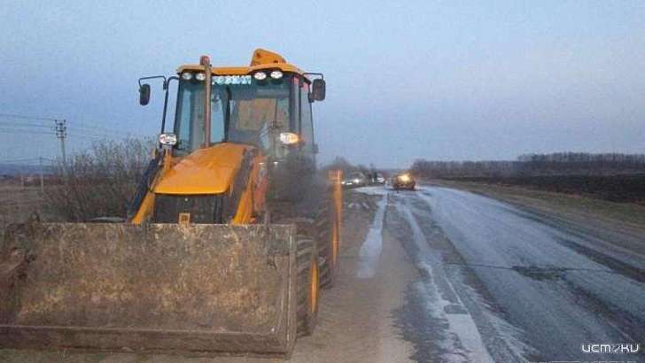 Экскаватор-погрузчик и УАЗ не смогли мирно разъехаться на орловской трассе