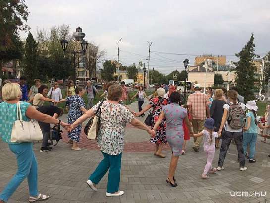 Фоторепортаж: орловчане закружились в «Хороводе мира»