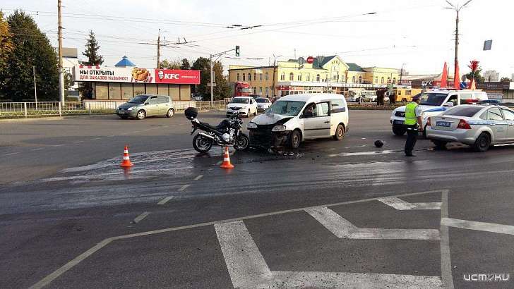 Возле автовокзала в Орле не разъехались автомобилистка и мотоциклист 