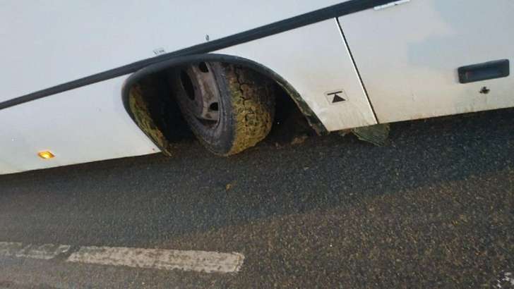 ФОТОФАКТ: у маршрутки оторвало колесо на улице Раздольной в Орле