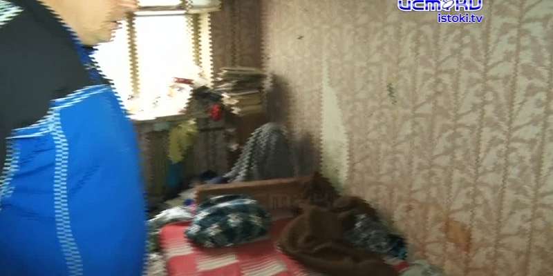 В аварийном доме на ул.Металлургов крышу держат березовые бревна
