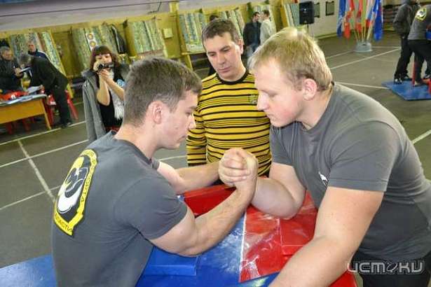 В спортивном зале ОГУ соберутся лучшие армрестлеры области