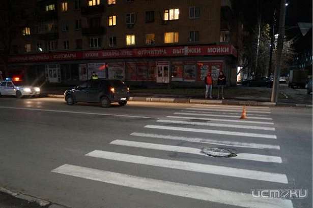 В Орле из-за темноты на переходе сбили девушку 