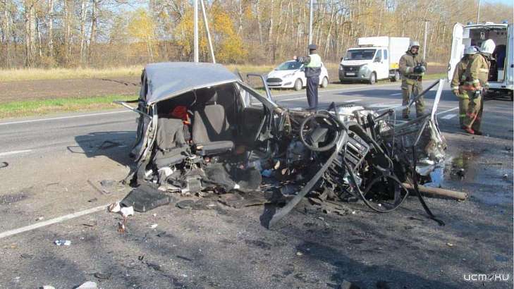 ВАЗ всмятку: на Орловщине водитель вылетел на встречку под две фуры ВАЗ всмятку: на Орловщине водитель вылетел на встречку под две фуры