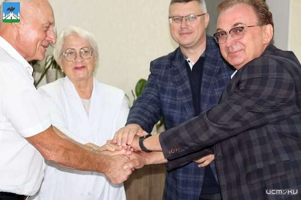 Председатель Общественной палаты Орла Александр Лабейкин подписал сразу три соглашения о сотрудничестве