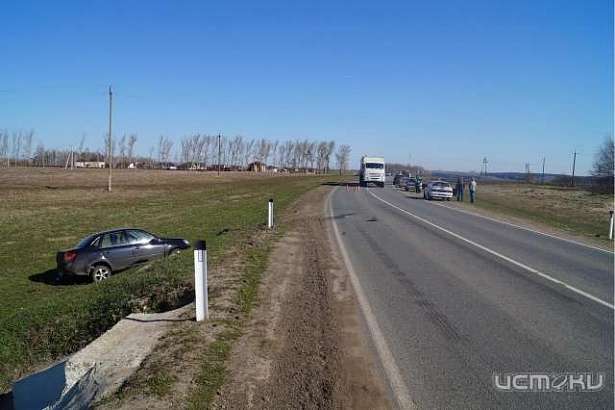 На трассе под Орлом произошло столкновение Volkswagen и Lada