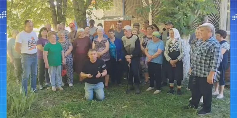 Житель Орловщины встал на колени с мольбой о нормальной дороге. Экспресс - новости.
