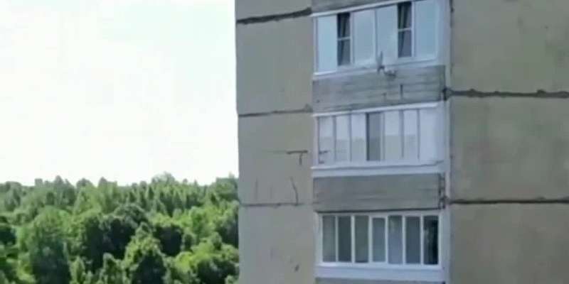 Экстремальный демонтаж кровли проводят на одной из орловских улиц