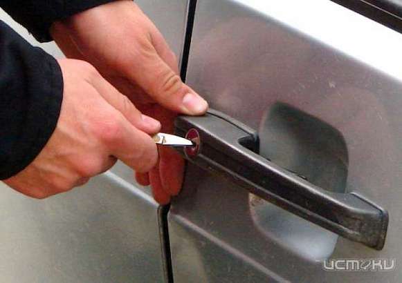 19-летний орловчанин подозревается в краже из автомобиля