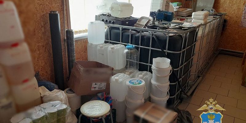 6500 литров суррогата: в Ливнах осудили организаторов подпольного алкогольного цеха