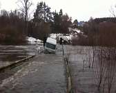 В Интернете появилось видео тонущего автомобиля в Большой Фоминке