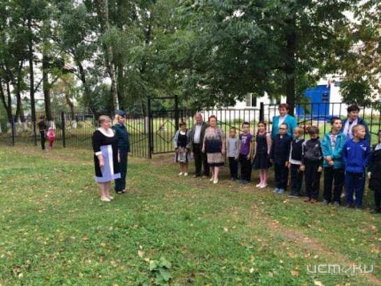 Орловские спасатели провели уроки пожарной безопасности для воспитанников Глазуновской и Тельченской школ