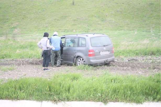 Под Орлом автомобиль въехал в отбойник. Два человека пострадали