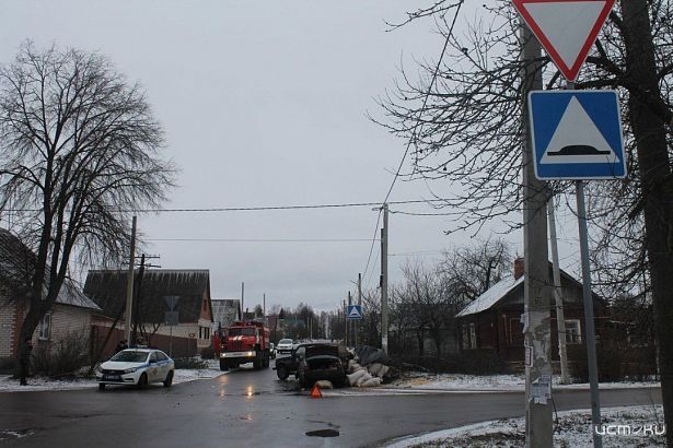 Поспешил, но не насмешил: на Орловщине «Фольксваген» столкнулся с «Нивой» с прицепом