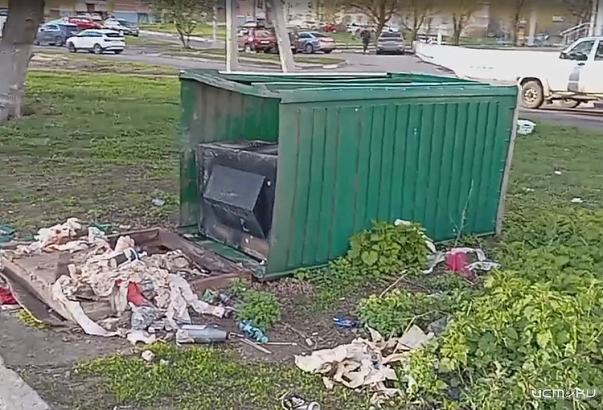 Запущенный туалет в Орле не выдержал внимания и завалился