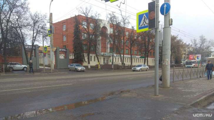 Почти вплавь: в Орле несколько лет затапливает переход возле «Текмаша»