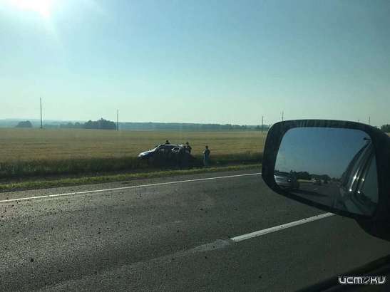 Глазами очевидцев: в Залегощенском районе легковушка улетела с дороги