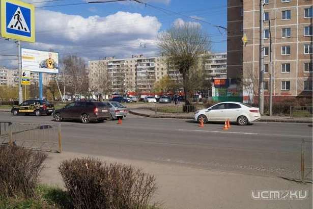 Иномарка сбила девушку на пешеходном переходе Иномарка сбила девушку на пешеходном переходе