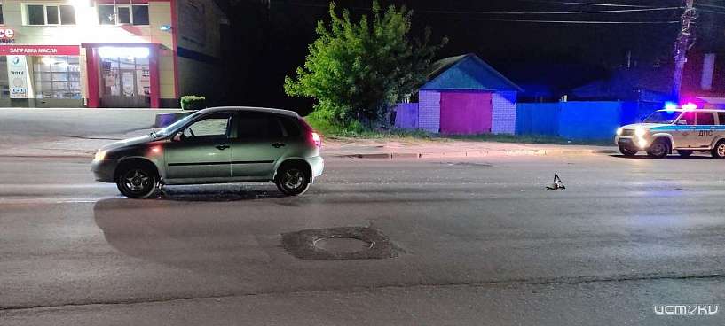 В Орле автомобиль наехал на работника дорожной службы, ремонтировавшего колодец