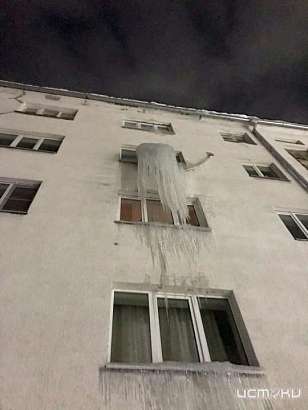 Глазами очевидцев: в Орле льдина на здании шахматного клуба угрожает прохожим