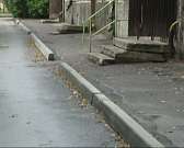 Жители дома 43 по улице Игнатова каждый день рискуют собственной жизнью, выходя из подъезда.