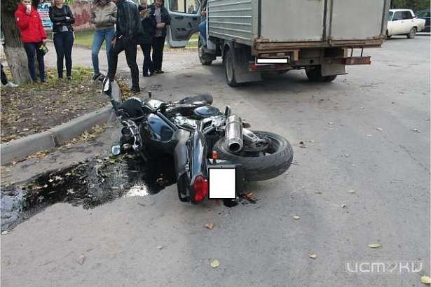 В Ливнах мотоцикл столкнулся с грузовиком