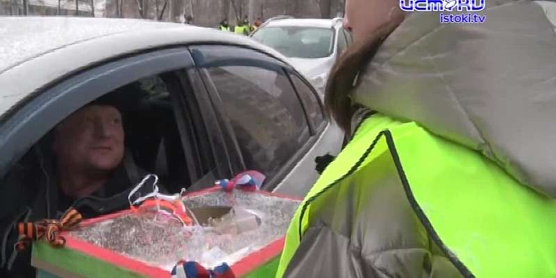 Счастливого пути и... хорошего праздника. Орловские автоинспекторы продолжают разрушать стереотип, что водителей останавливают только для выговора.