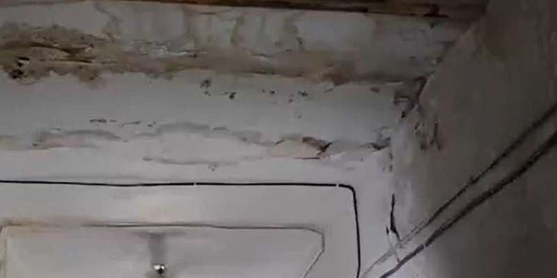 Капремонт в 2036 году, а плесень сейчас - в Орле люди живут в многоэтажке с дырявой крышей