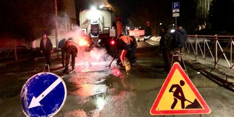 В Орле круглосуточно латают дыры