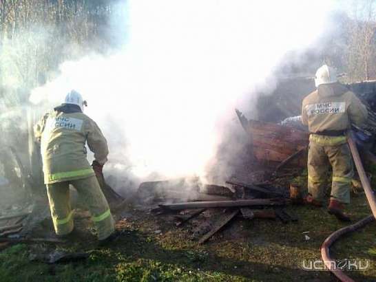 Орловские спасатели тушили пожар в Покровском районе 