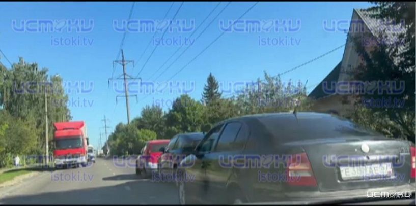 В Орле на улице Генерала Родина образовалась огромная пробка из-за аварии В Орле на улице Генерала Родина образовалась огромная пробка из-за аварии