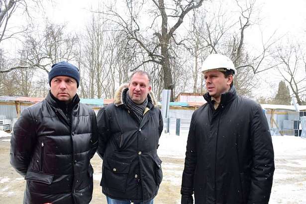 Андрей Клычков проконтролировал ход строительства детского технопарка «Кванториум» и футбольного манежа в Орле