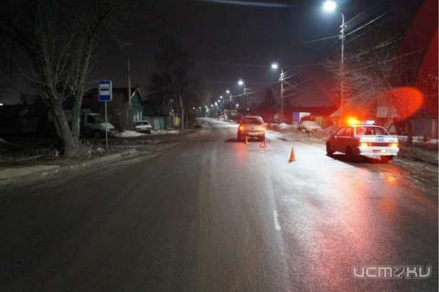 Мужчина, переходя дорогу в неположенном месте, попал под колеса автомобиля