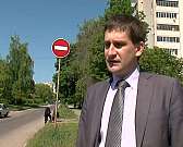 Война дворов. Жители перекрыли проезд у своих подъездов бетонной плитой