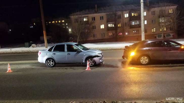В Орле на Московском шоссе «Лада» въехала в попутку «Джили»