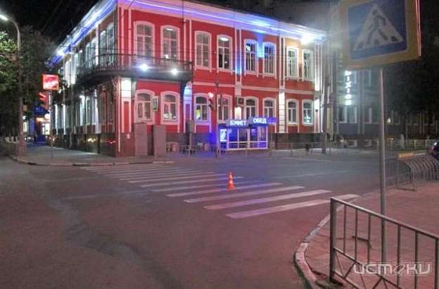 В Орле пьяный мотоциклист на пешеходном переходе сбил девушку