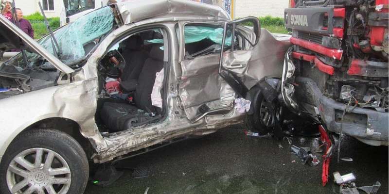 Машина всмятку, трое в больнице: на Орловщине столкнулись легковушка и фура