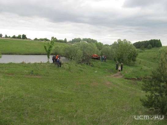 В Орловской области бабушка с внуком погибли, съехав на автомобиле в водоем